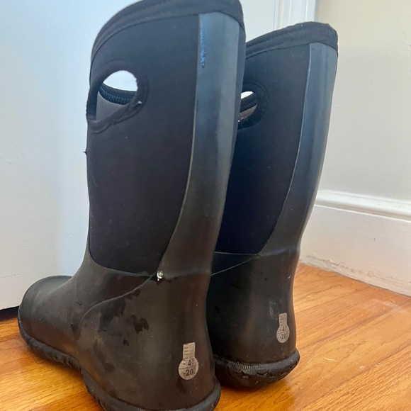 Black Winter Boots - Kid Size 4. - Picture 3 of 4